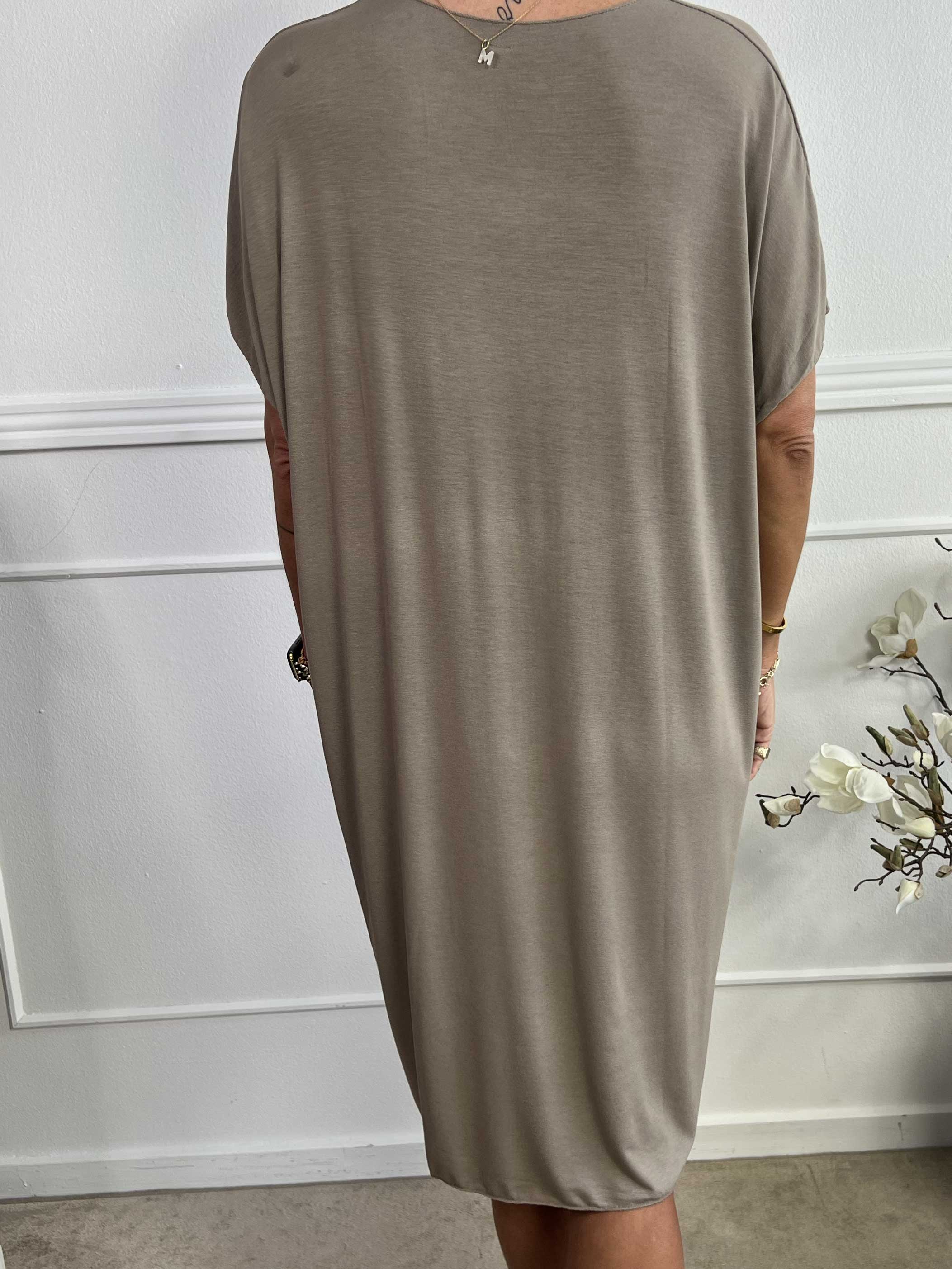 Ellen - Oversized t-shirtkjole i viskose med guldskrift